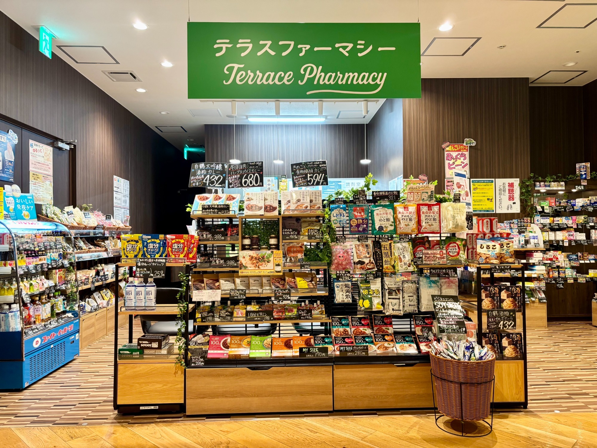テラスファーマシー　商品棚